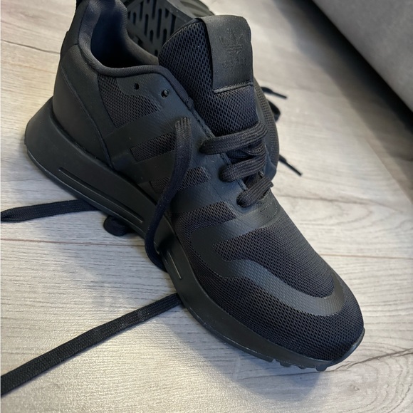 Big boys Adidas running sneakers. Black color. Size 6 big boys. - Picture 9 of 11